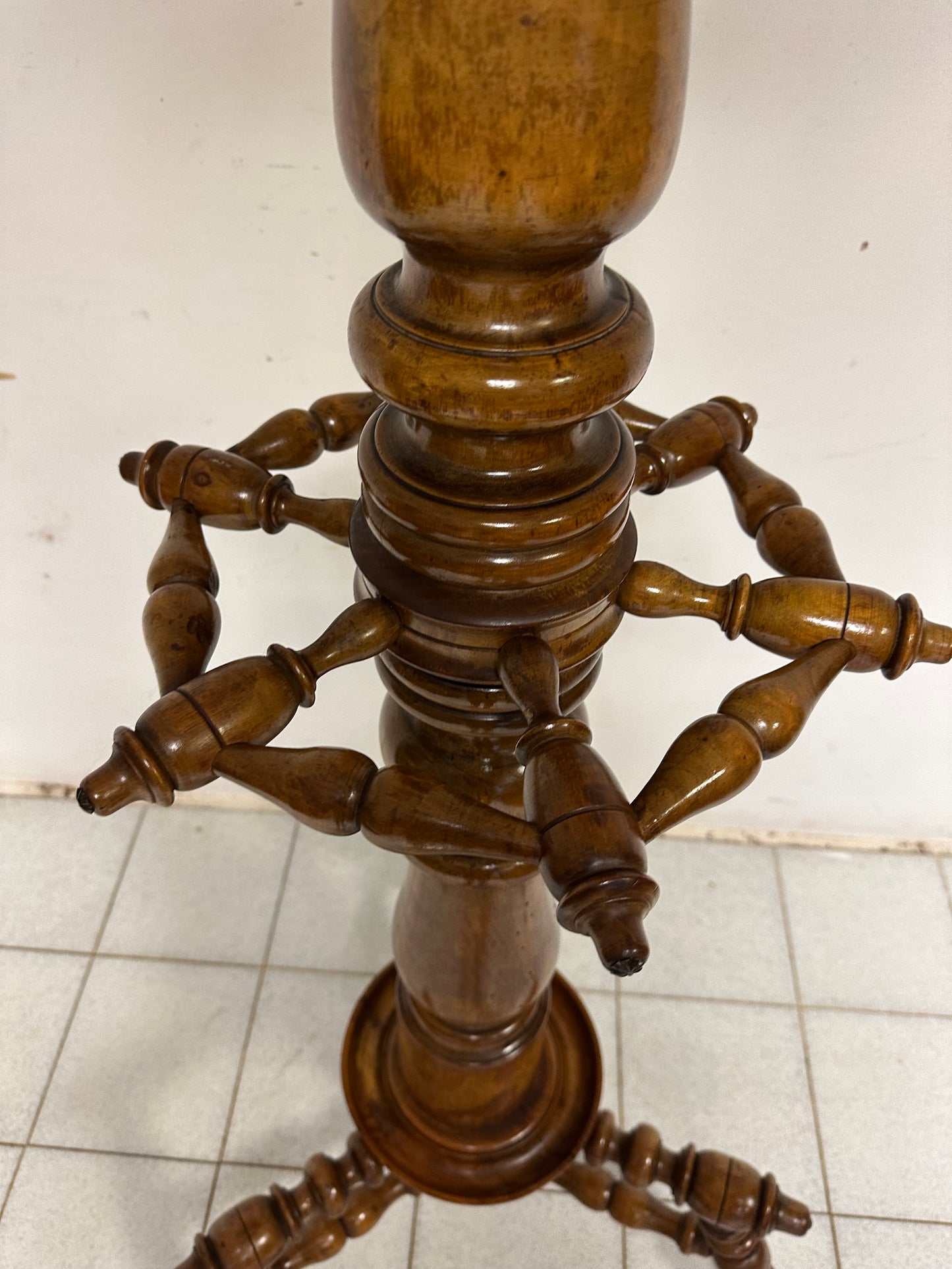 Attaccapanni in noce a rocchetto, XIX secolo.