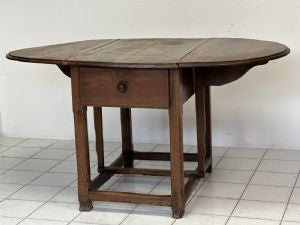 Tavolo a bandelle in noce . XVII secolo