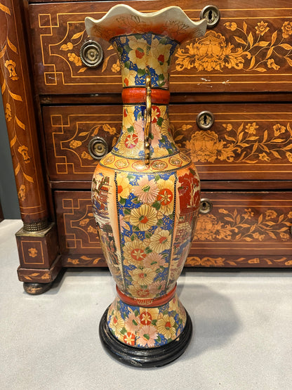 Vaso in porcellana dipinta e dorata . Giappone XX secolo