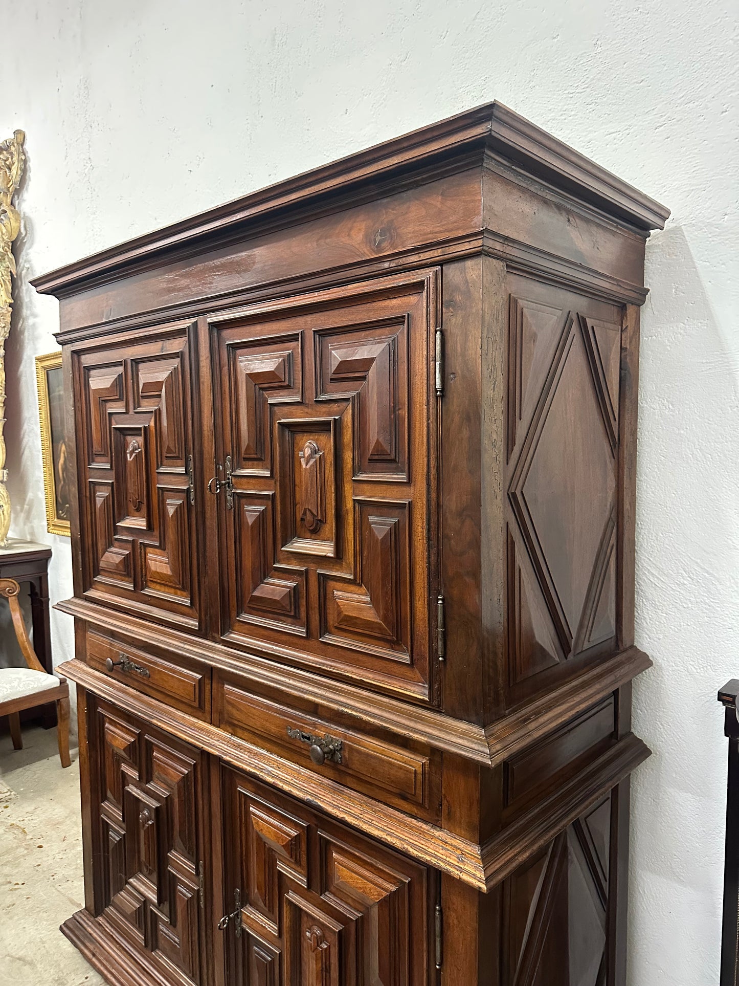 Credenza doppio corpo in noce . XVII secolo