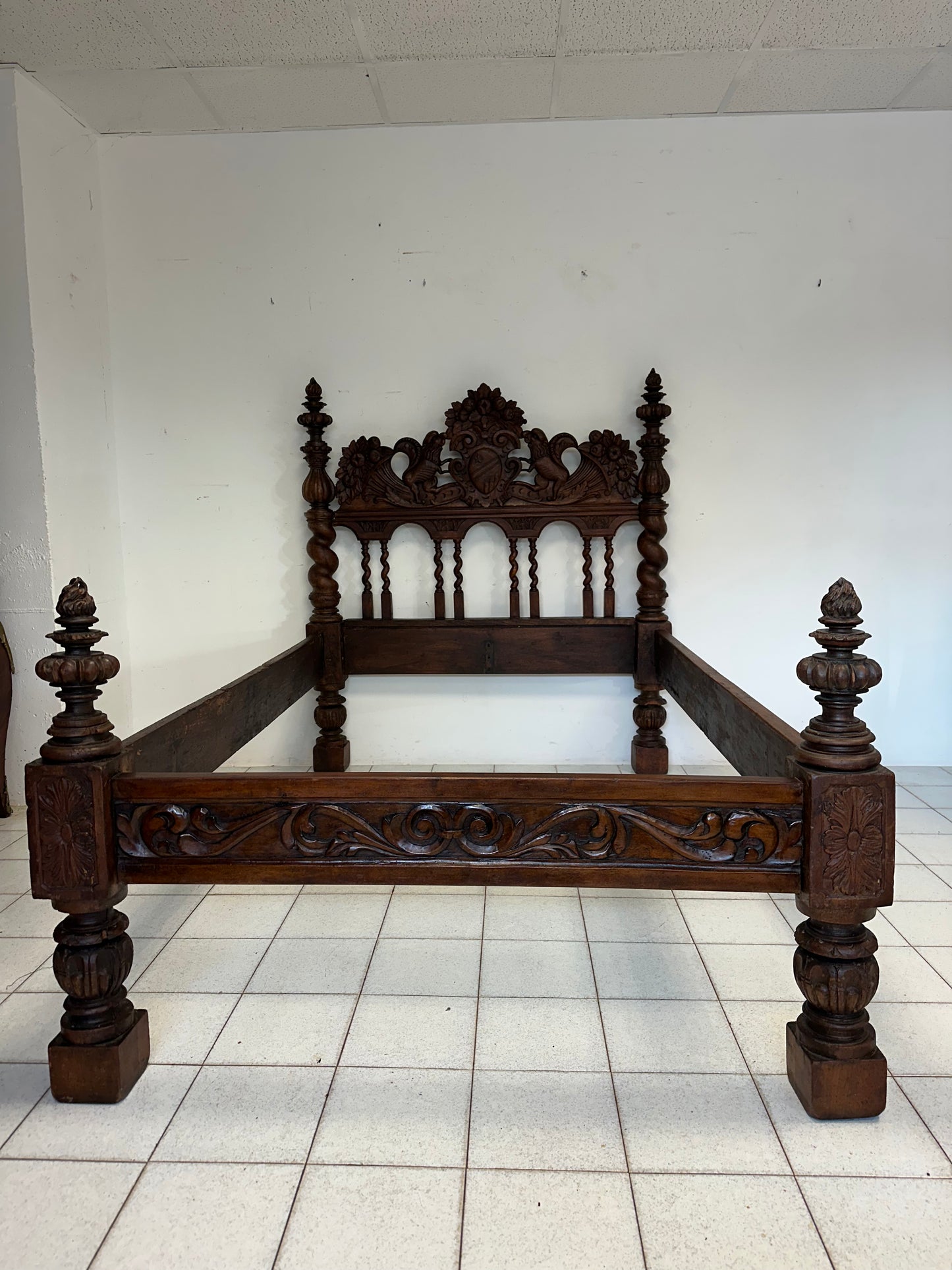 Letto scolpito in noce . Lombardia XVII secolo