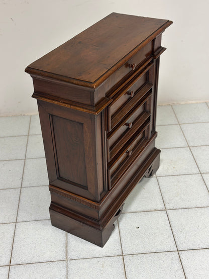 Cassettone Luigi XIV in noce. Toscana fine 600
