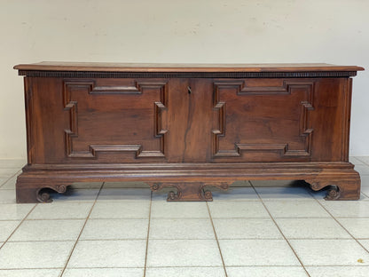 Walnut chest. Reggio Emilia 17th century