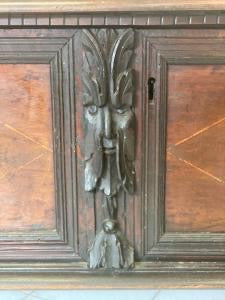 Cassapanca lombarda scolpita . Bergamo XVII secolo