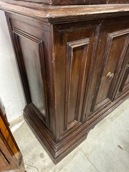Credenza doppio corpo . Emilia Modena Bologna prima metà dell’ 600
