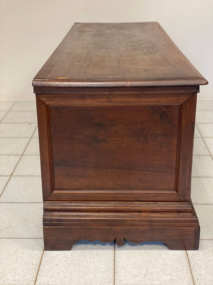 Walnut chest. Reggio Emilia 17th century