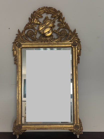 Specchiera in legno intagliato e dorato a foglia.   Toscana epoca impero  prima metà 800