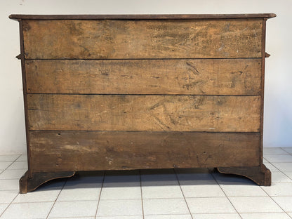 Credenza in noce.  Liguria / Piemonte / inizio XVIII secolo