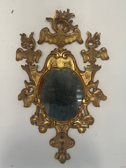 Specchiera a ventola Luigi XV epoca 700 vetro al mercurio dorata a foglia. Firenze Lucca 700.
Misure: 91 x 52
