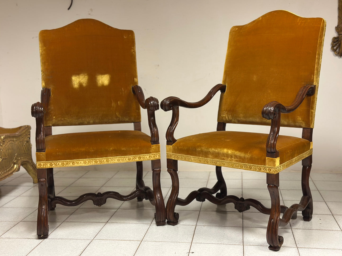 Coppia di troni a ossa di montone . Lombardia fine 600