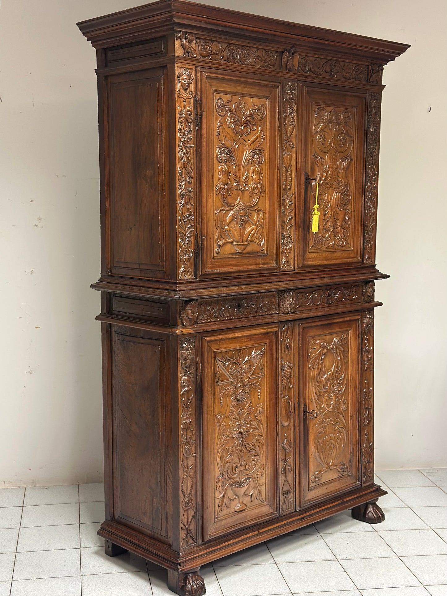 Credenza doppio corpo scolpita . Lombardia XVII secolo