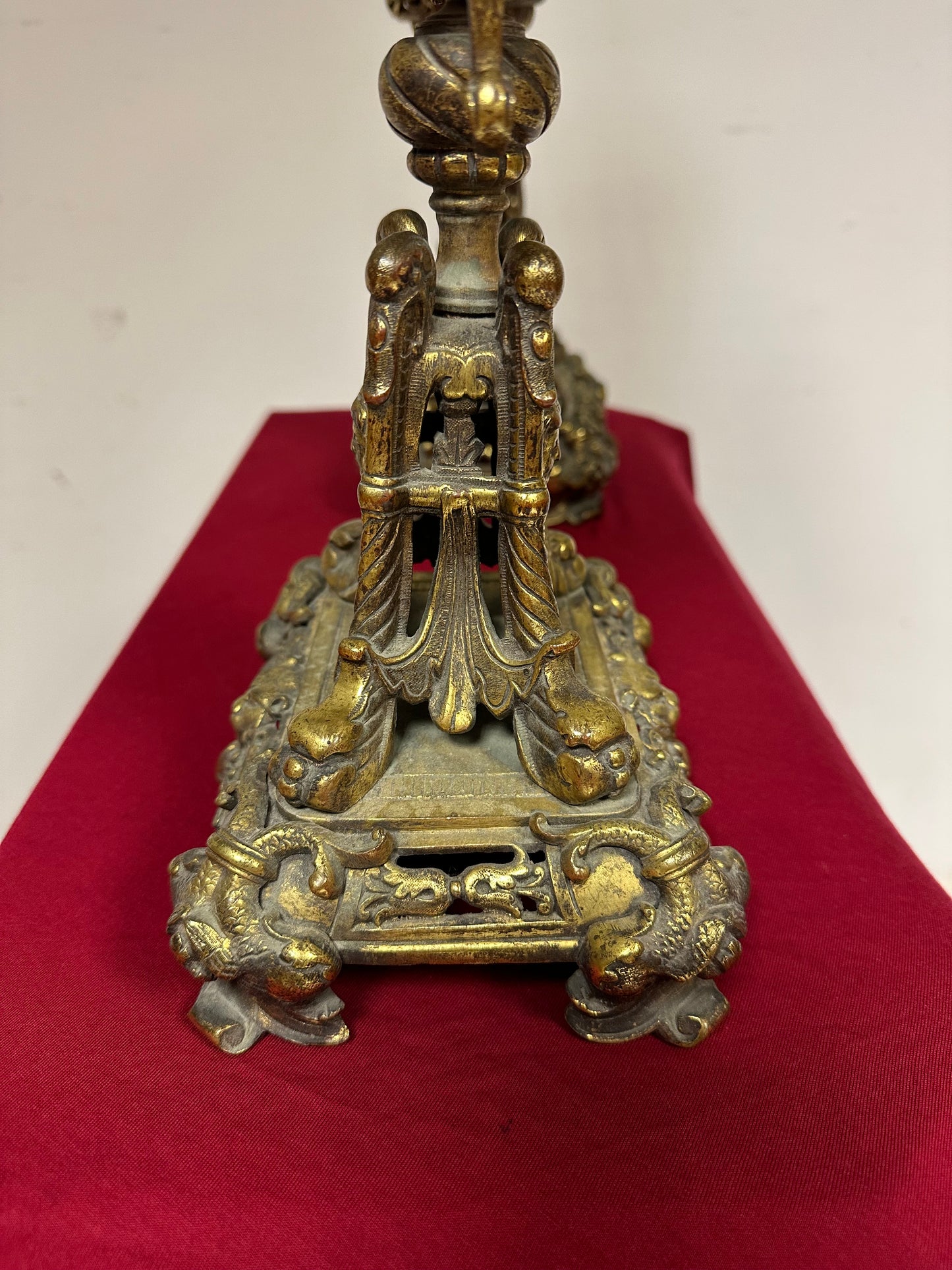 Coppia di candelieri in bronzo dorato . XIX secolo.