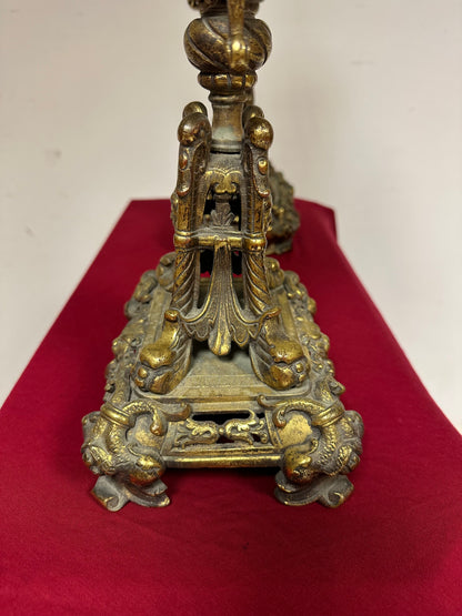 Coppia di candelieri in bronzo dorato . XIX secolo.
