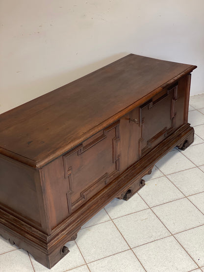 Walnut chest. Reggio Emilia 17th century