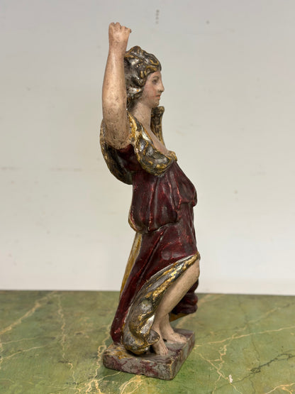Scultura lignea di angelo con cornucopia reggicero policromo . Epoca fine 600
