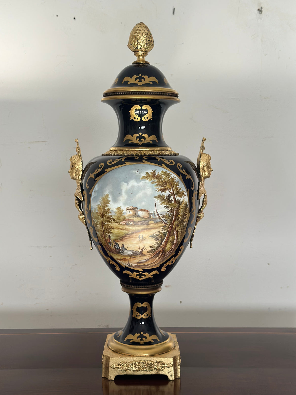 Vaso in porcellana e bronzo dorato.  Parigi epoca 800. H 72 cm