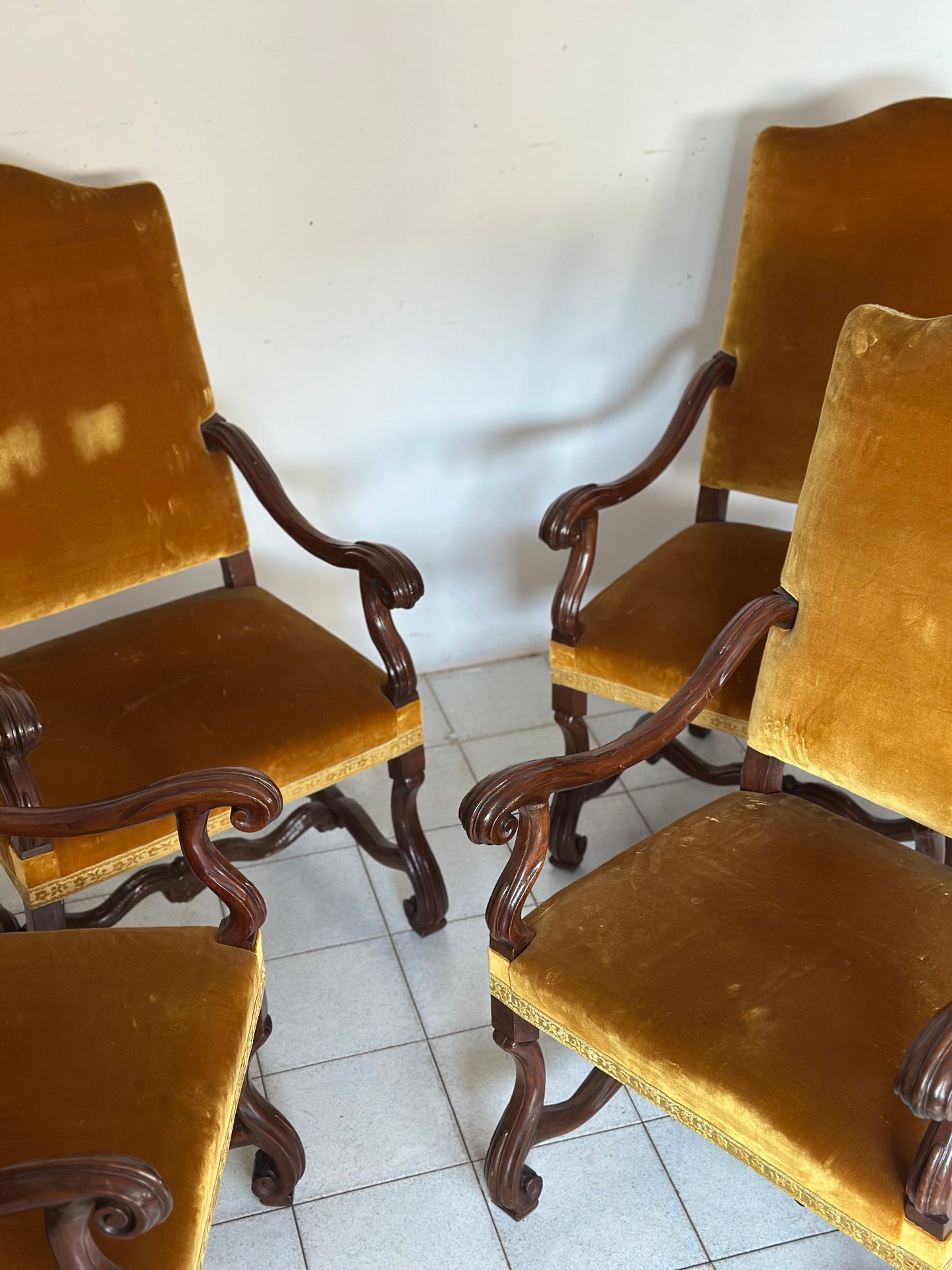 Gruppo di quattro troni  a ossa di montone . Lombardia fine
600