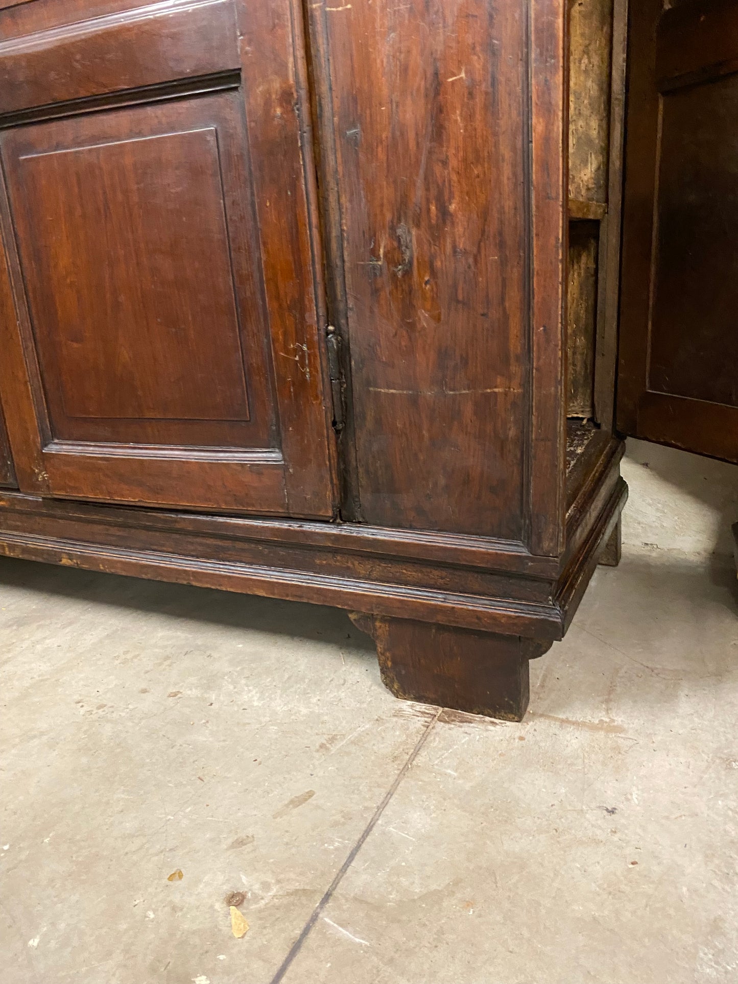 Armadio lombardo in noce con porte laterali .Cremona primi 700