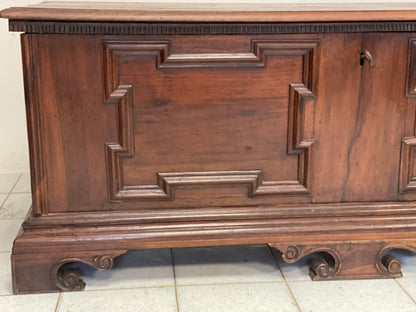 Walnut chest. Reggio Emilia 17th century