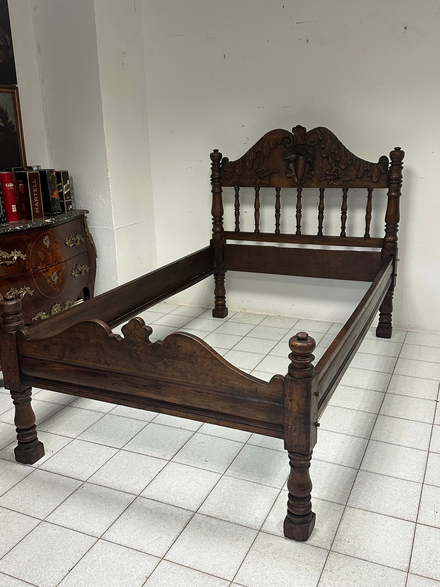 Letto lombardo Luigi XIV in noce . Epoca 600