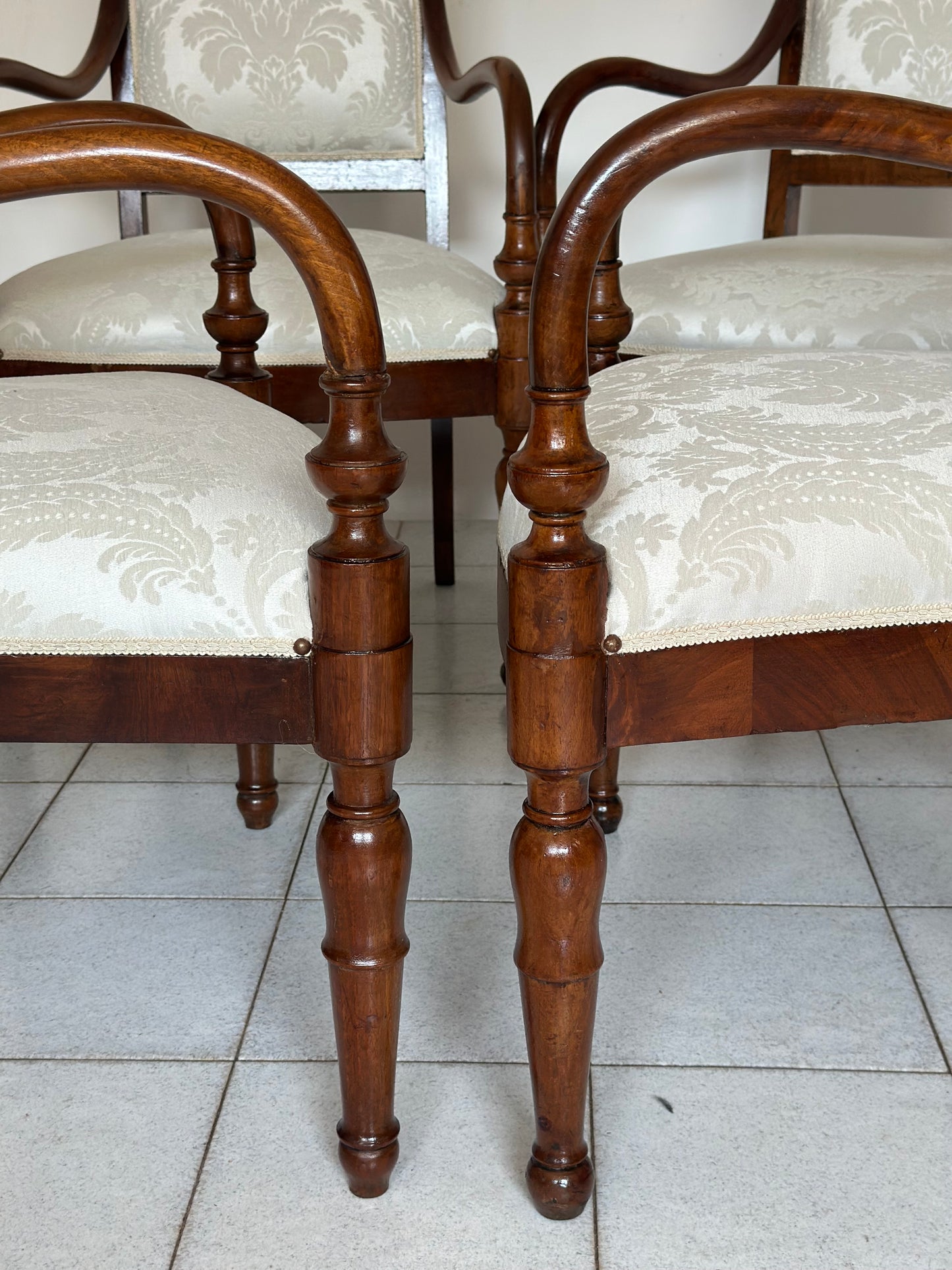 Gruppo di cinque poltrone lombarde Carlo X in noce. Prima metà XIX secolo. Restaurate