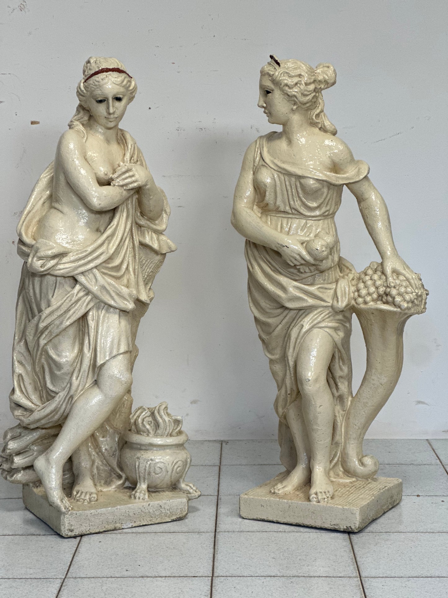 Coppia di statue in graniglia di pietra. Epoca primi 900. H 94 cm