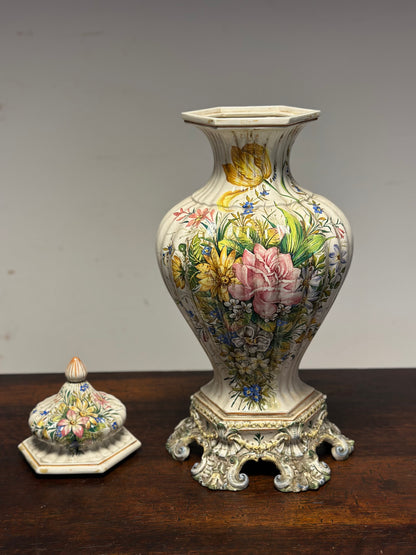 Vaso in maiolica dipinta . Bassano inizio XX secolo