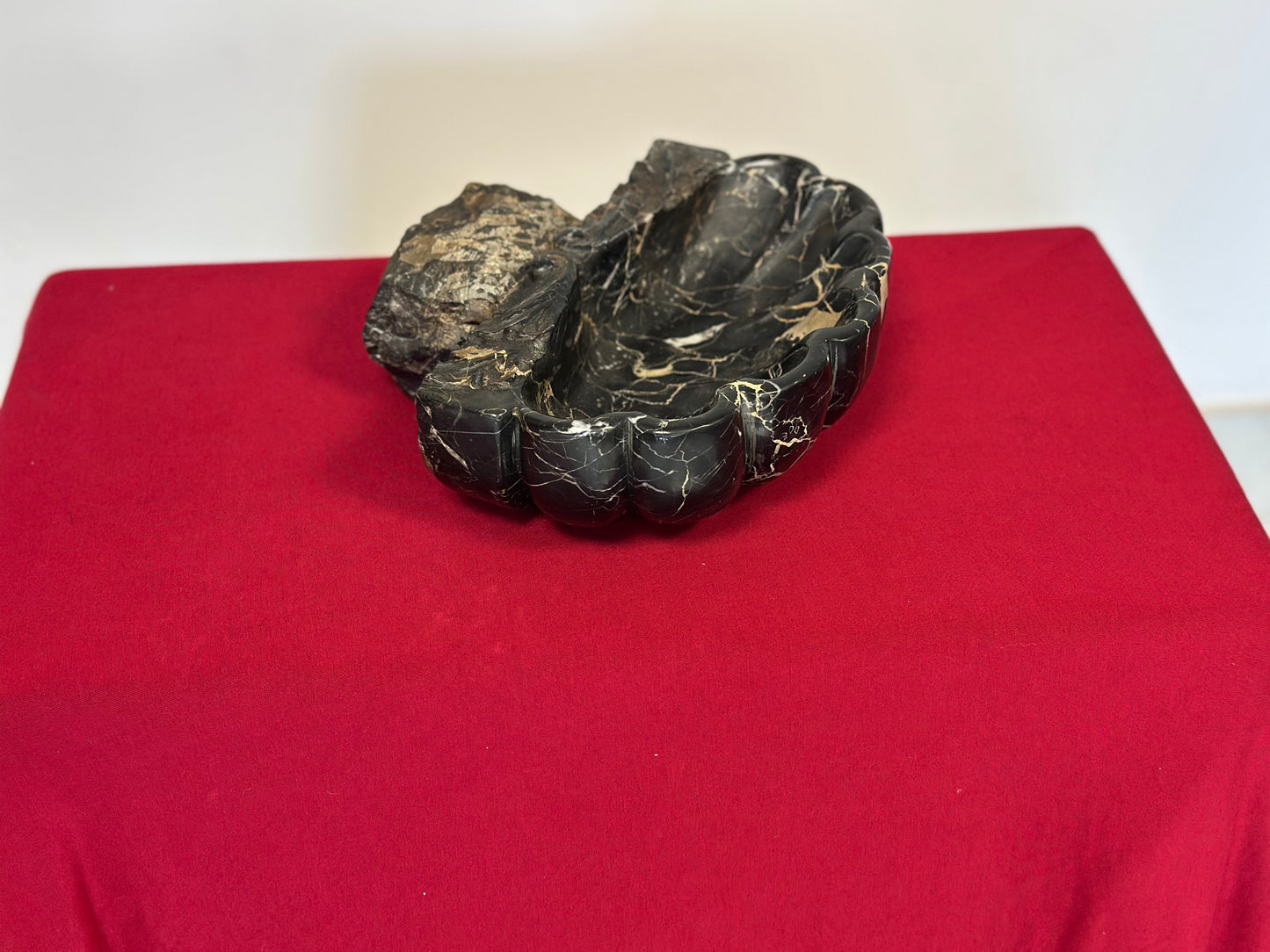 Acquasantiera in marmo nero del Belgio.  XIX secolo