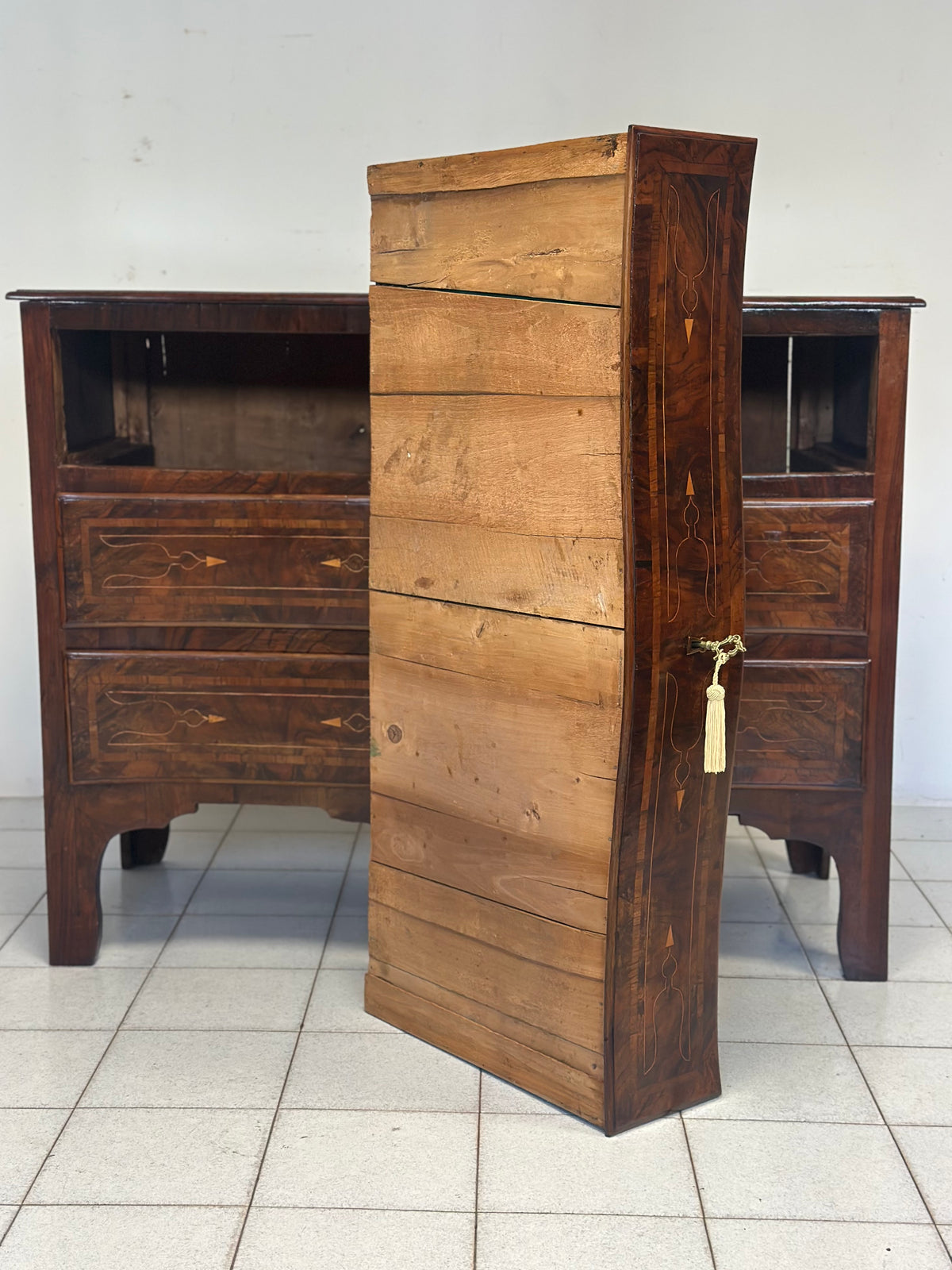 Cassettone Luigi XV lombardo sagomato . XVIII secolo. Restaurato