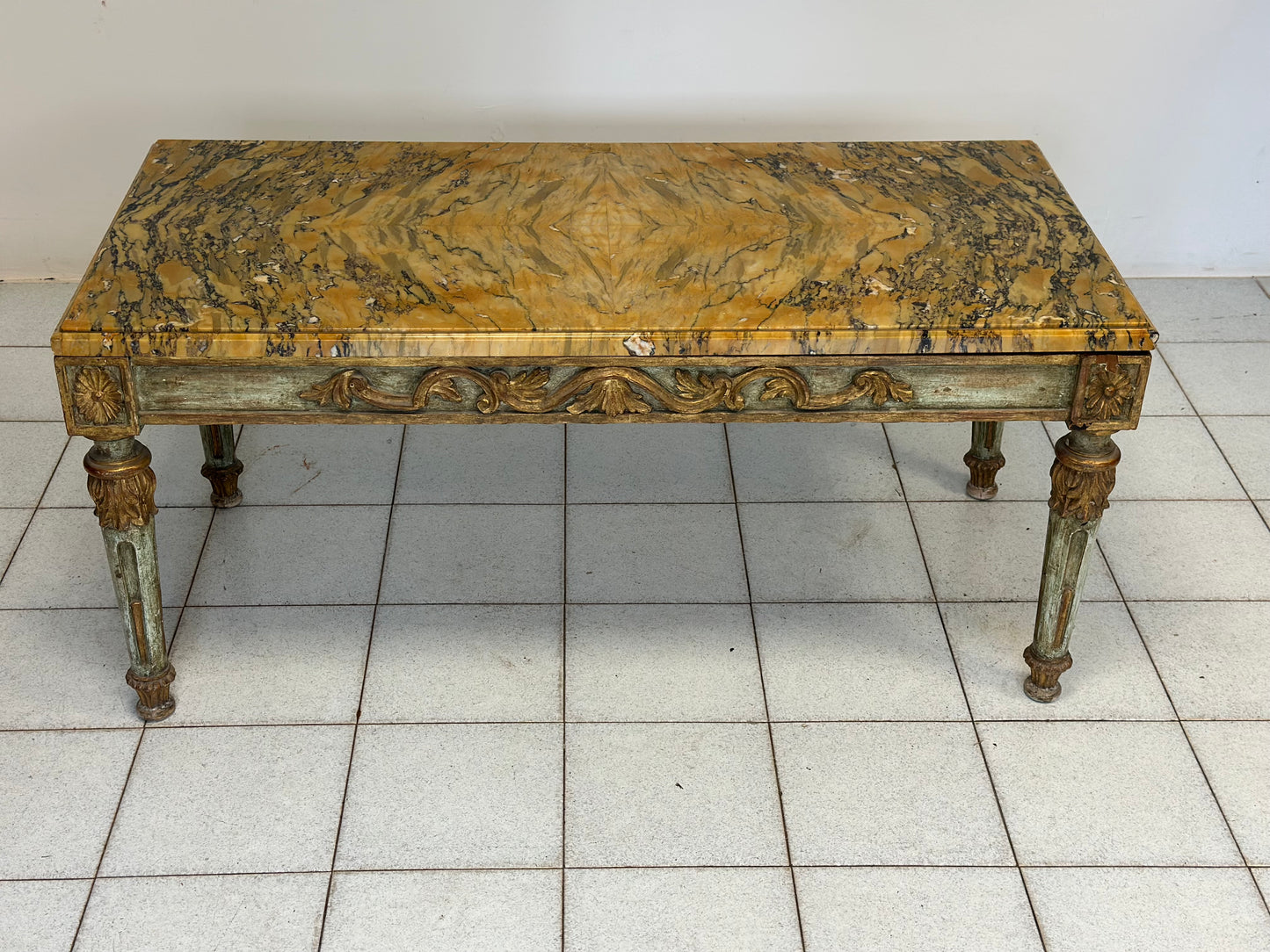 Tavolino intagliato laccato dorato Napoleone III  con piano in marmo