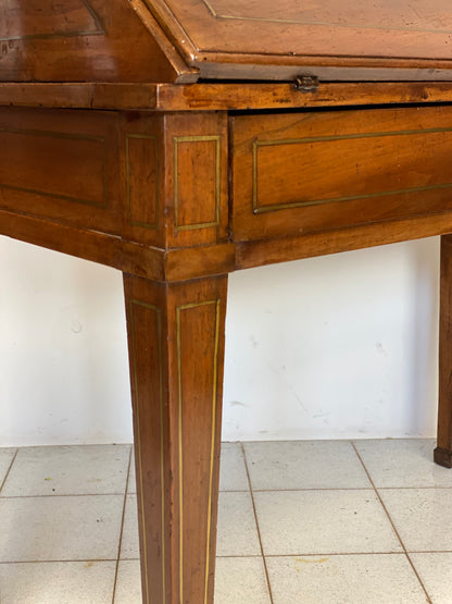 Scrittoio Luigi XVI in noce . XVIII secolo
