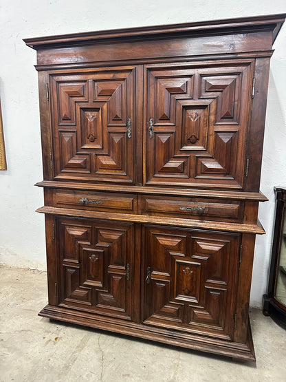 Credenza doppio corpo in noce . XVII secolo