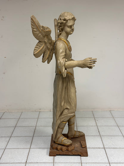 Angelo alato in legno intagliato e dorato . Siena XVIII secolo.  H 136 cm