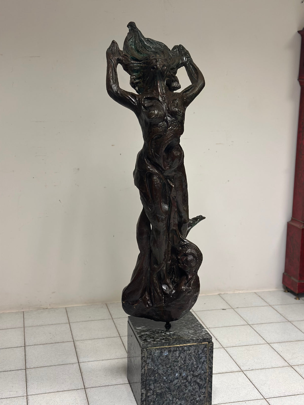 Scultura in bronzo patinato Fanciulla al vento . XX secolo altezza 174 cm