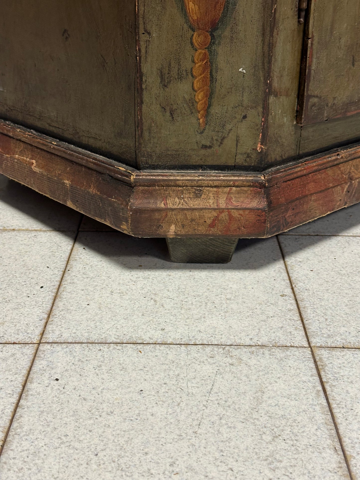 Armadio dipinto laccato tirolese con cappello a gendarme
epoca metà 700.