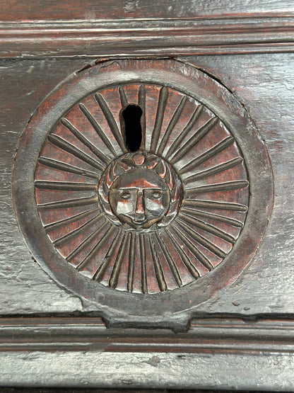 Modellino di cassapanca scolpita e intagliata.   Lombardia fine 500
