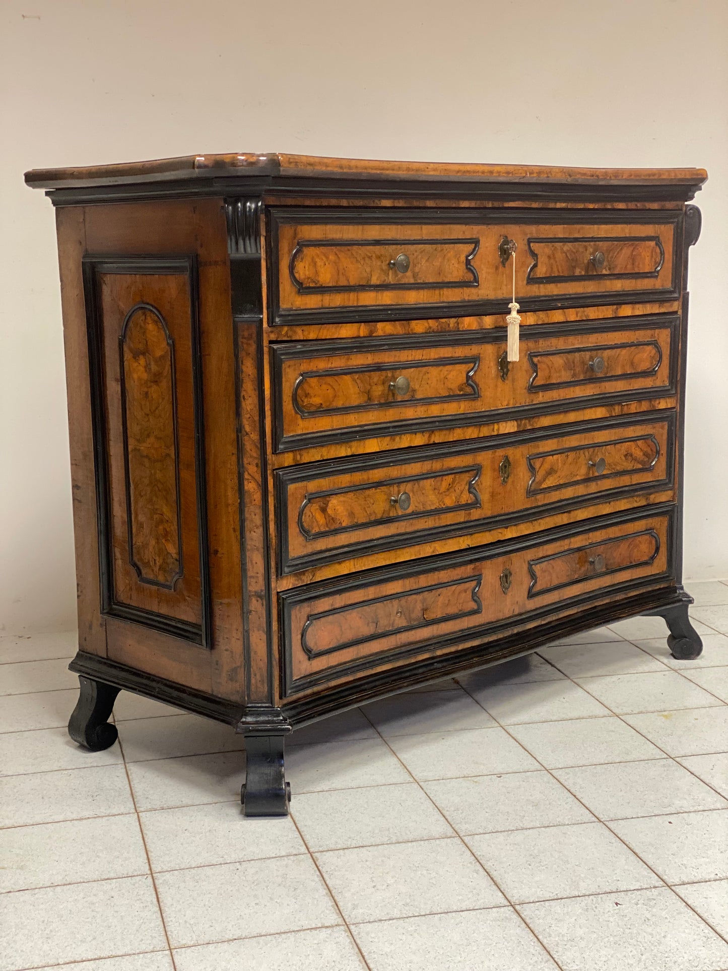 Lombard chest of drawers moved on the Louis XV front. Milan, early 18th century
