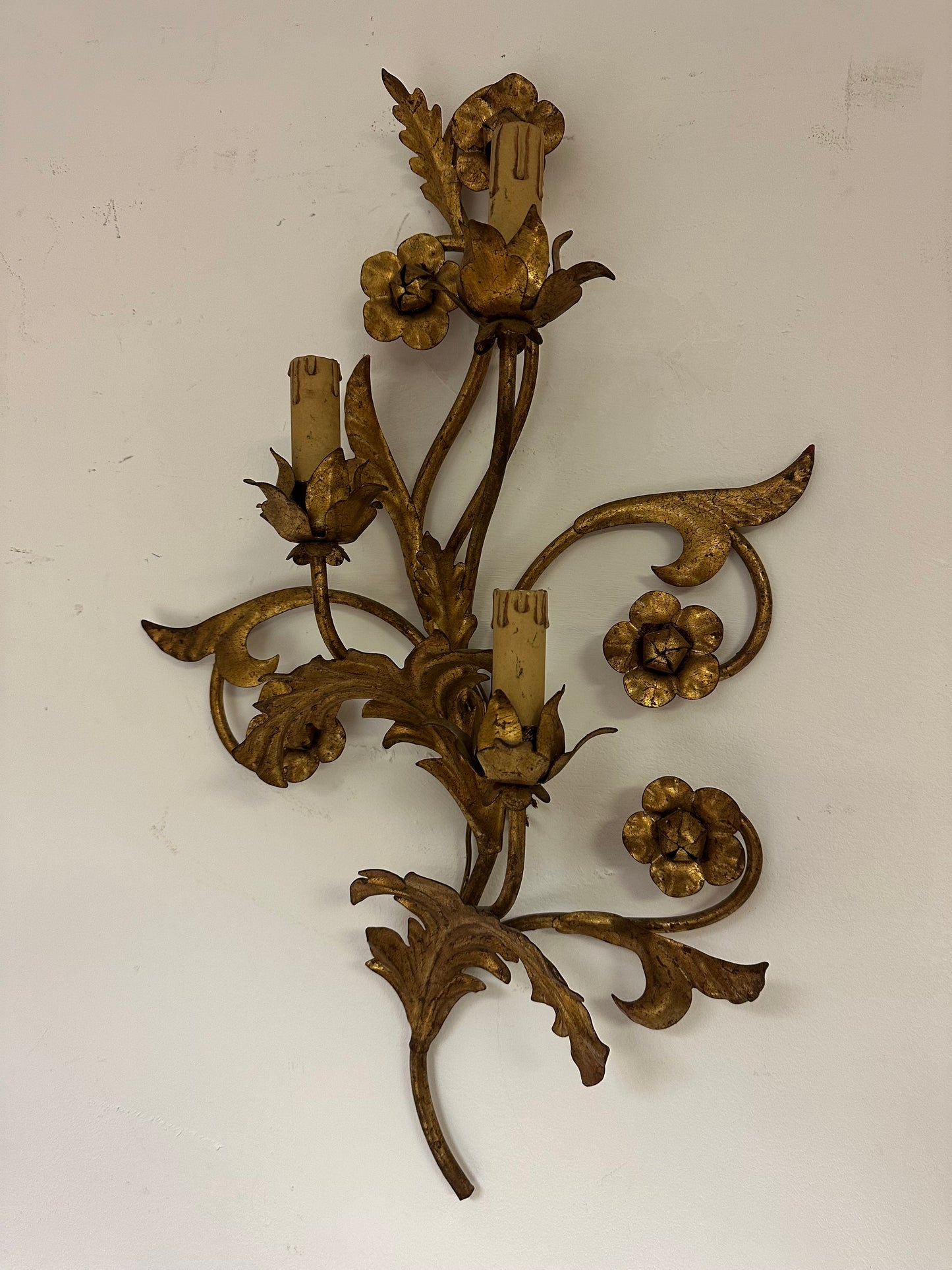 Tre appliques in metallo dorato a motivi floreali.   XIX secolo