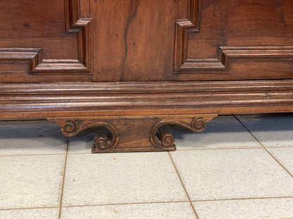 Walnut chest. Reggio Emilia 17th century