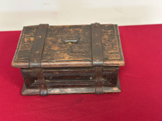 Elemosiniere in legno e ferro . XVI secolo