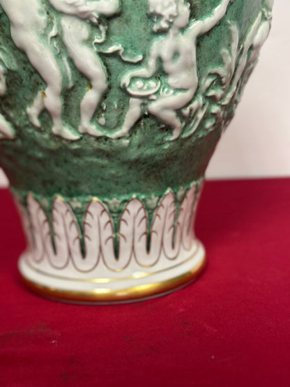 Coppia di vasi con coperchio in porcellana. Capodimonte primi anni 900
