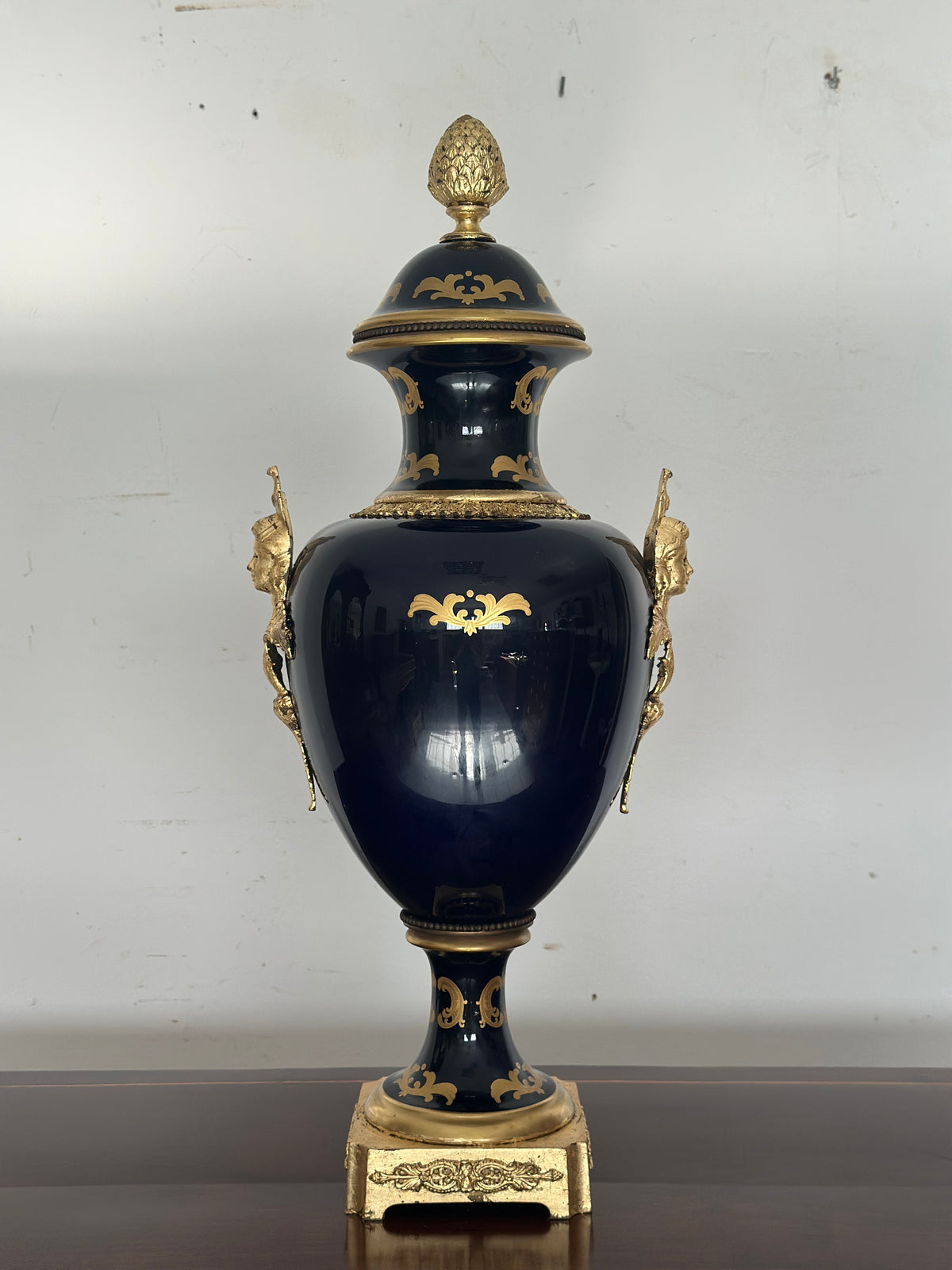 Vaso in porcellana e bronzo dorato.  Parigi epoca 800. H 72 cm