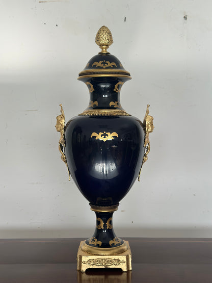 Vaso in porcellana e bronzo dorato.  Parigi epoca 800. H 72 cm