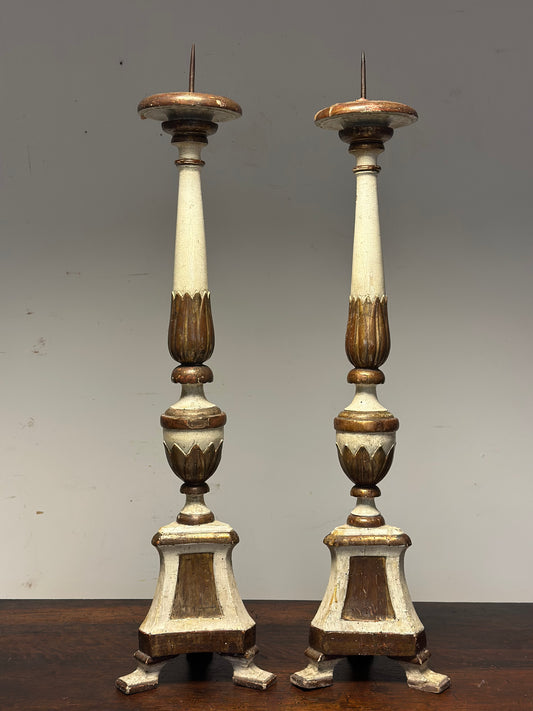 Coppia di candelieri laccati e dorati . Marche fine 600  . H 80 cm
