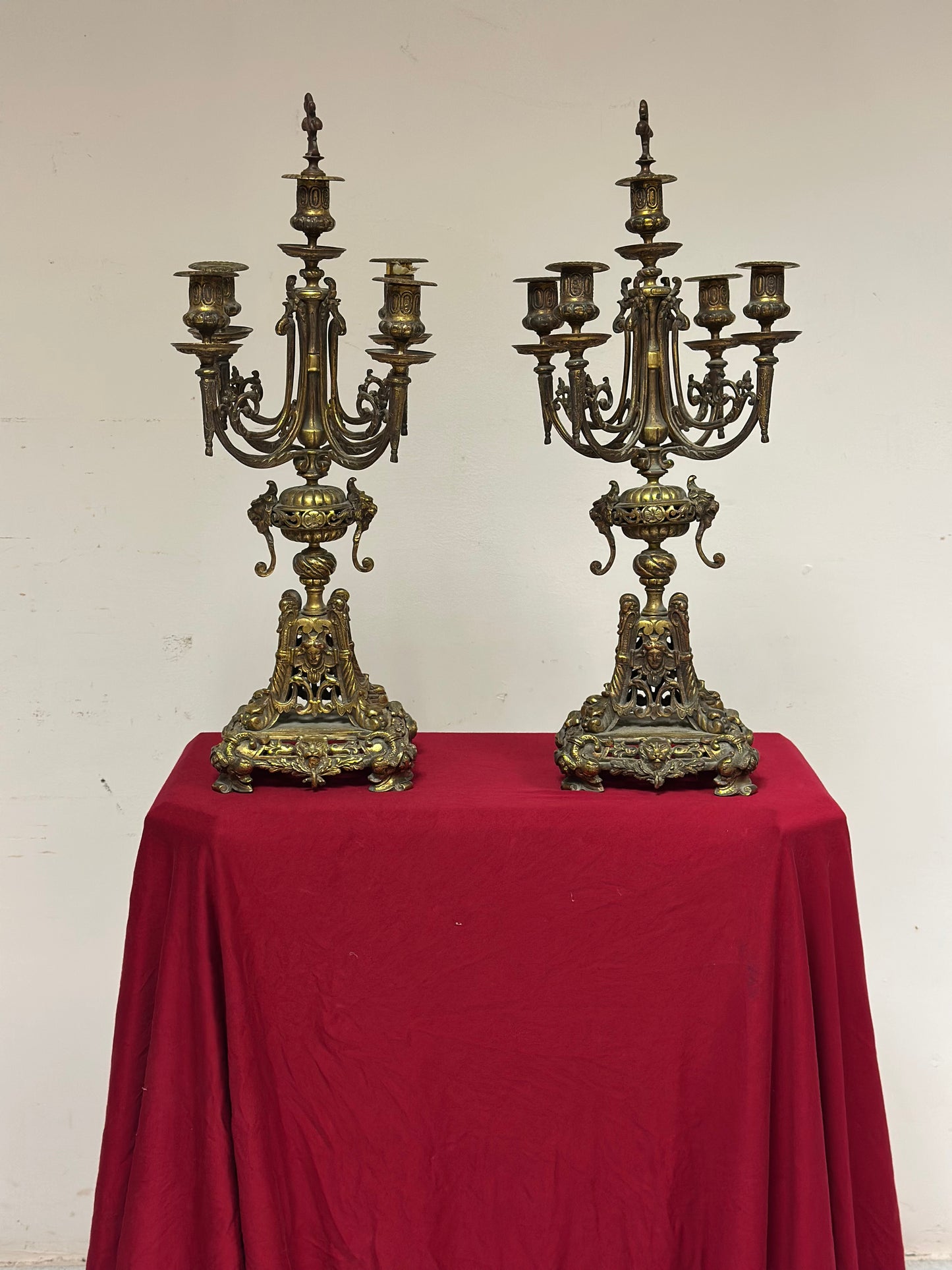 Coppia di candelieri in bronzo dorato . XIX secolo.