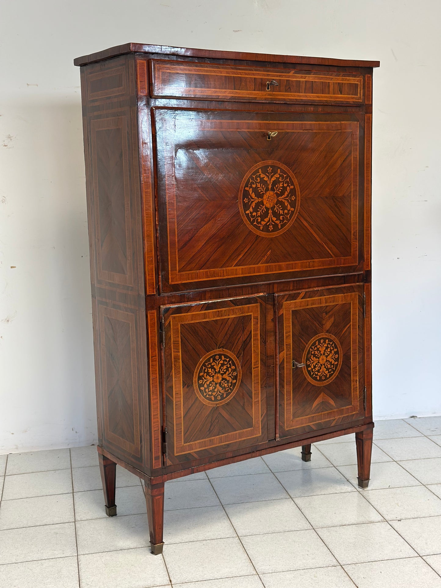 Secretaire Luigi XVI . Milano fine 700. Restaurato