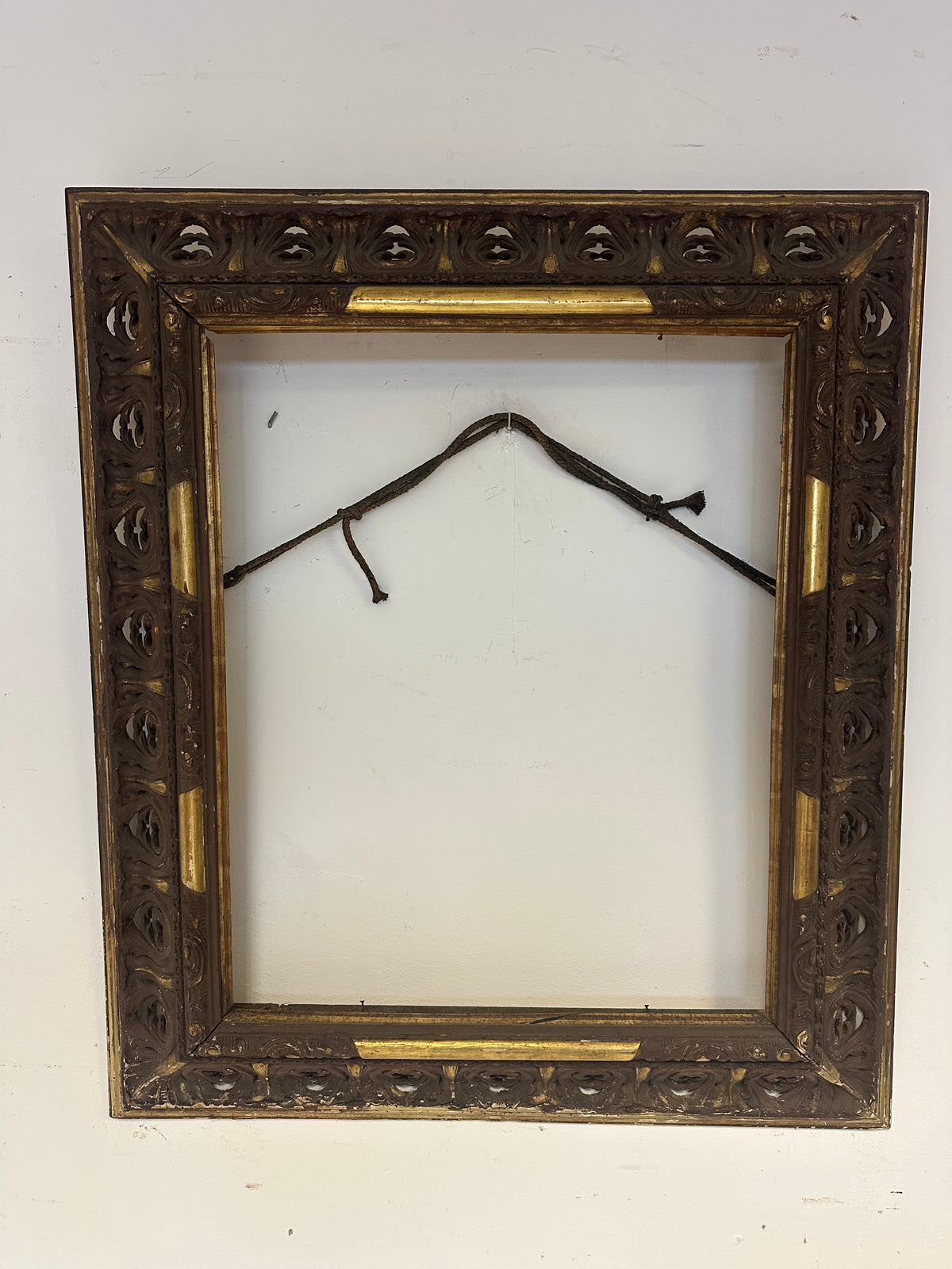 Cornice in legno traforato dorato ebanizzato.
Lombardia prima metà 800. 108 x 92