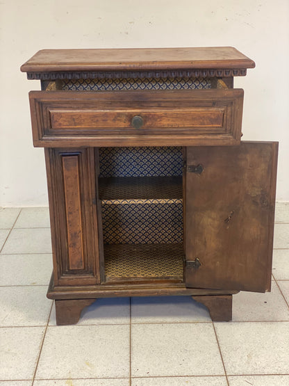 Mobiletto una porta con cassetto . XVII secolo