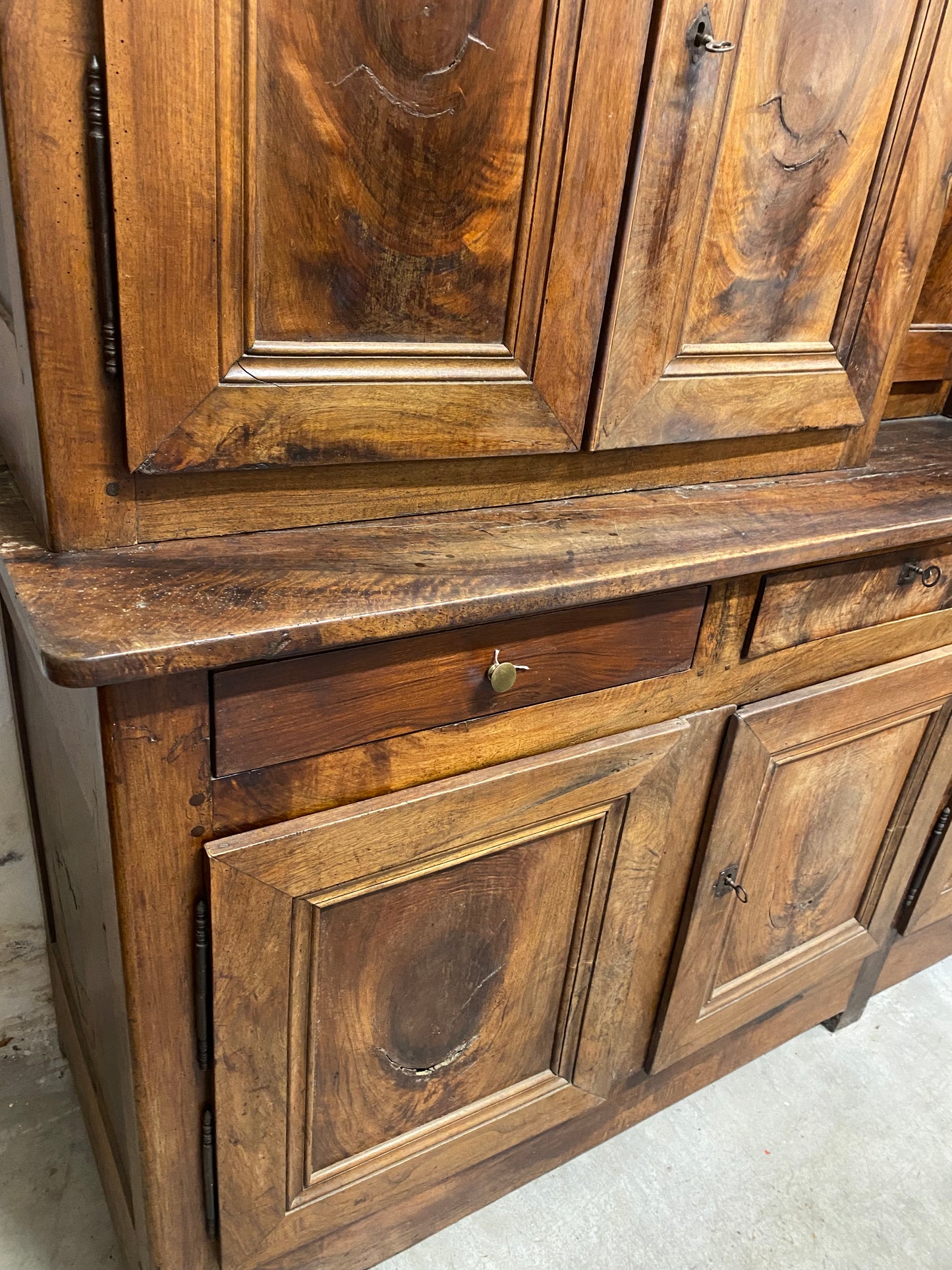 Credenza libreria con alzata noce . Fine XVIII secolo