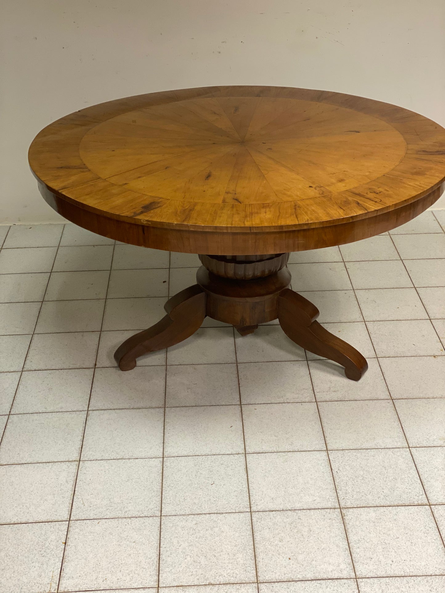 Round Lombard table from the Empire period. Diameter 137. 19th century
